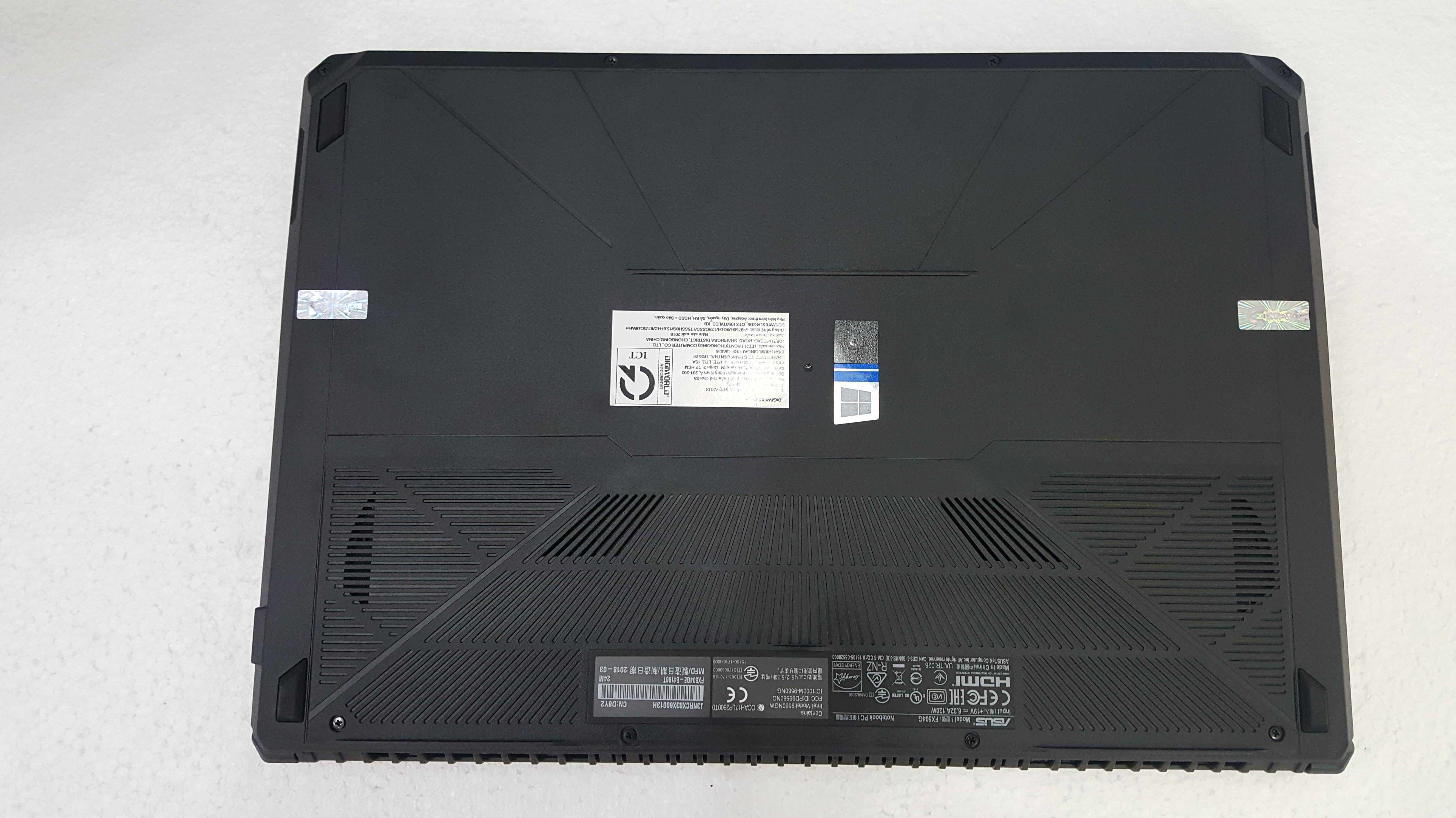 Mặt sau trên FX504